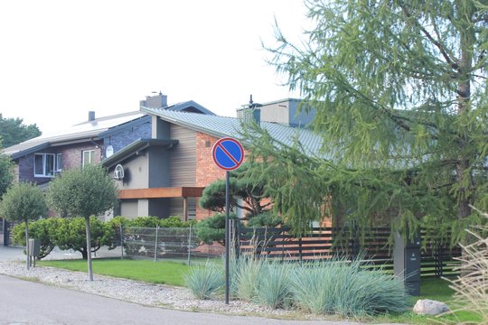 Keistoje vietoje išdygo automobilių stovėjimą draudžiantys ženklai – gyventojai įtaria klastą