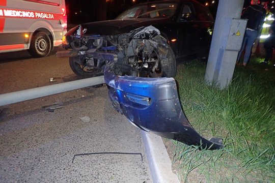 Įkaušę kelių ereliai sėjo avarijas: rėžėsi į šiltnamį, taranavo automobilį, skydinę, atitvarus