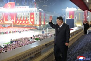 Šiaurės Korėja per didelį karinį paradą pademonstravo savo naują raketą