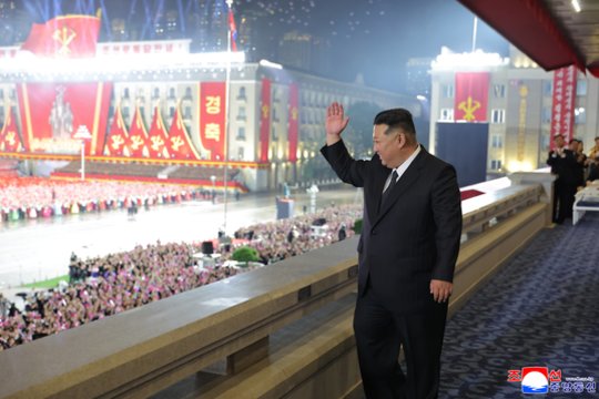 Šiaurės Korėja per didelį karinį paradą pademonstravo savo naują raketą