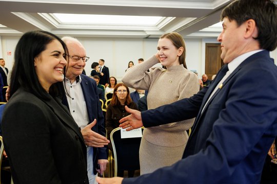 Užfiksavo į uždarą posėdį besirenkančių „socdemų“ nuotaikas: spręs dėl koalicijos likimo