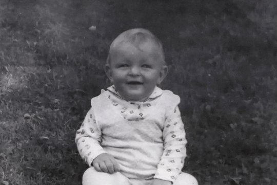 Nuotraukoje – garsus Lietuvos vyras, su šeima gyvenantis kaime: ar atpažįstate?