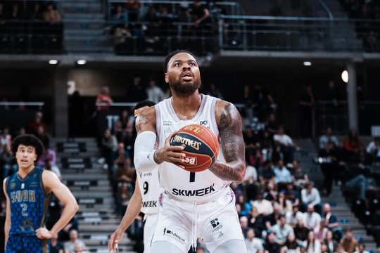 Karjerą baigė 9 sezonus Eurolygoje žaidęs puolėjas