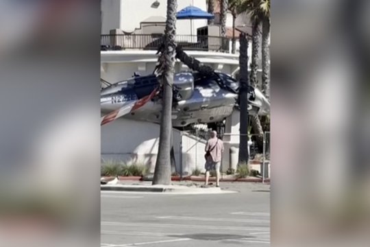Kallifornijos paplūdimyje nufilmuotas siaubingas incidentas: sraigtasparnis trenkėsi į pastatą ir sudužo