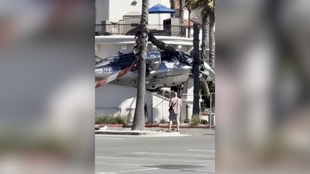 Kallifornijos paplūdimyje nufilmuotas siaubingas incidentas: sraigtasparnis trenkėsi į pastatą ir sudužo