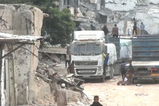 Izraelis laikosi susitarimo: į Gazą atvyksta šimtai sunkvežimių su maisto ir medicinine pagalba