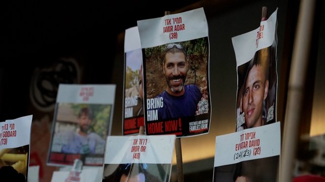 Izraelis laukia įkaitų išlaisvinimo: dešimtys tūkstančių žmonių susirinko į Tel Avivo aikštę 