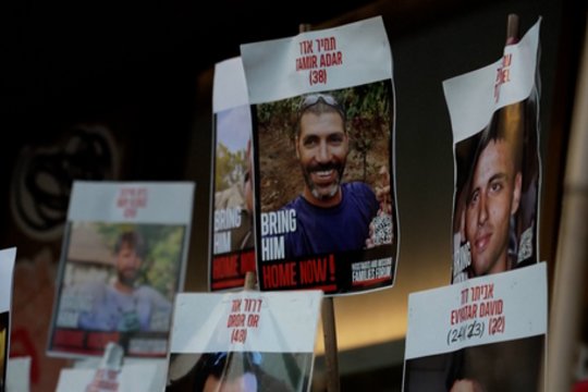 Izraelis laukia įkaitų išlaisvinimo: dešimtys tūkstančių žmonių susirinko į Tel Avivo aikštę 