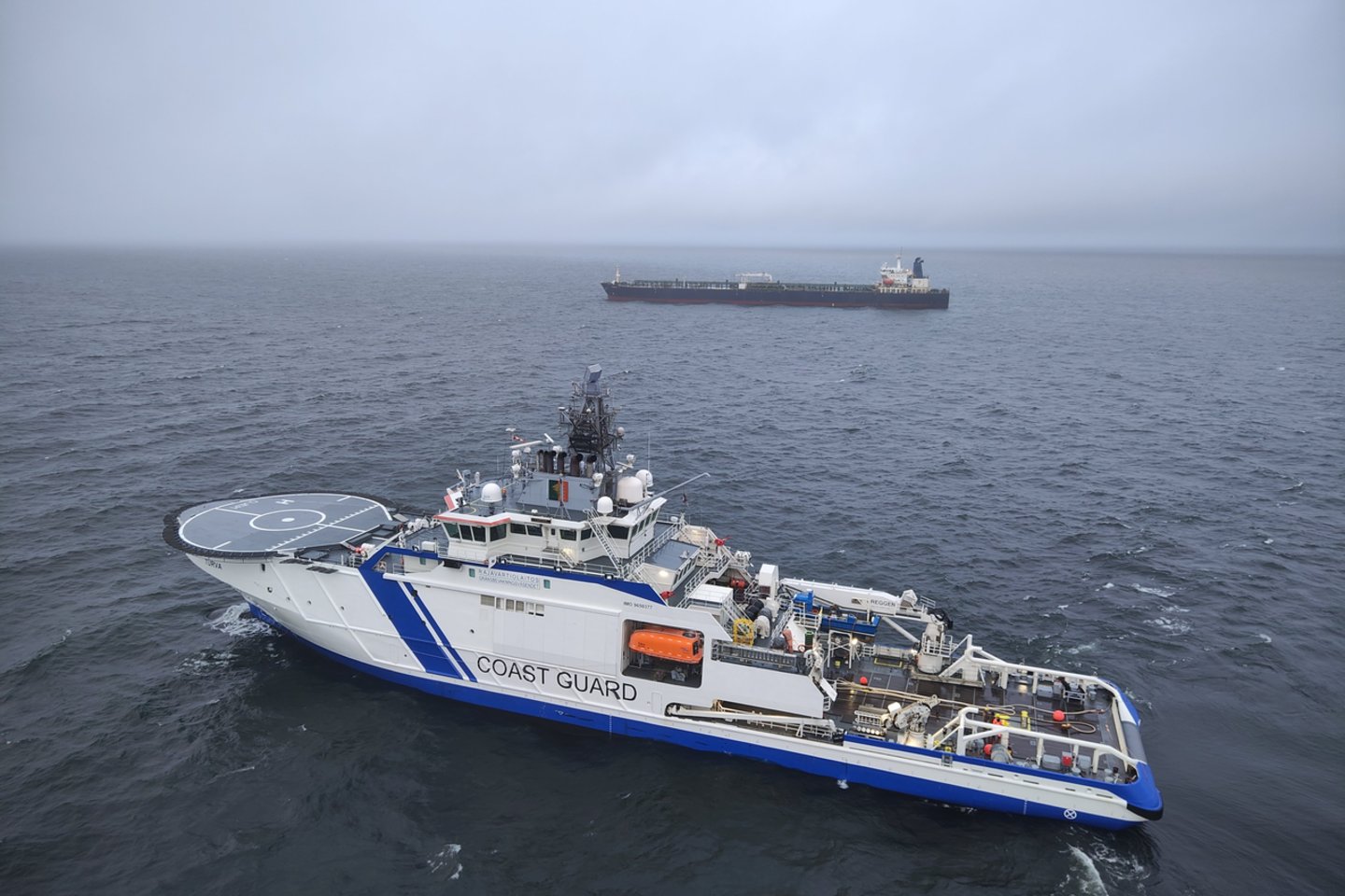 Suomijos policija lydi į pakrantę su Rusija susijusį tanklaivį „Eagle S“, kurį pareigūnai konfiskavo, įtarę, kad jis tyčia nutraukė elektros kabelį Baltijos jūroje. SGi<br> EPA/ELTA nuotr.