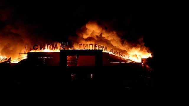 Ukrainos dronai atakavo rusų okupuotą Donecką: prekybos centrą prarijo liepsnos