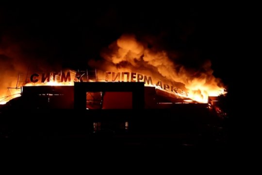 Ukrainos dronai atakavo rusų okupuotą Donecką: prekybos centrą prarijo liepsnos