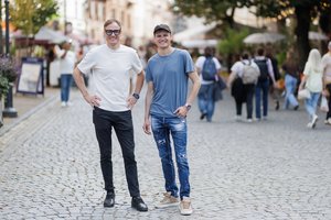 Lrytas kartu su menininkais A. ir R. Gataveckais pristato kolektyvinį „Autoportretą“ – meno kūrinį apie mus visus