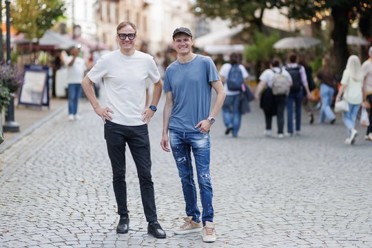 Lrytas kartu su menininkais A. ir R. Gataveckais pristato kolektyvinį „Autoportretą“ – meno kūrinį apie mus visus