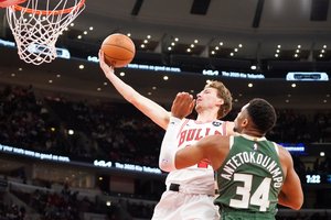 Matas Buzelis pranoko Giannį Antetokounmpo, tačiau „Bulls“ liko be pergalės