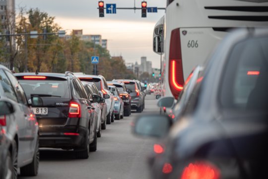Praneša vairuotojai: dėl avarijos ties Muravos viaduku pirmadienį ryte „visas Kaunas stovėjo“