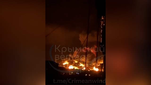 Vaizdai iš Krymo: po atakos naftos saugyklai užfiksuoti sprogimai ir didžiulis gaisras