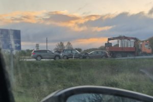 Ankstų pirmadienio rytą per 3 automobilių susidūrimą greta Vilniaus nukentėjo du žmonės