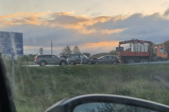 Ankstų pirmadienio rytą per 3 automobilių susidūrimą greta Vilniaus nukentėjo du žmonės