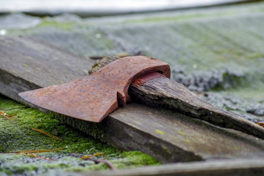 Girtas klaipėdietis kirviu išdaužė atvykusio taksi stiklą
