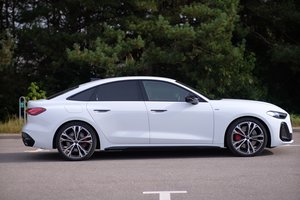 2025 m. „Audi A5 e-hybrid quattro“ testas: populiariausias, bet toli gražu neidealus