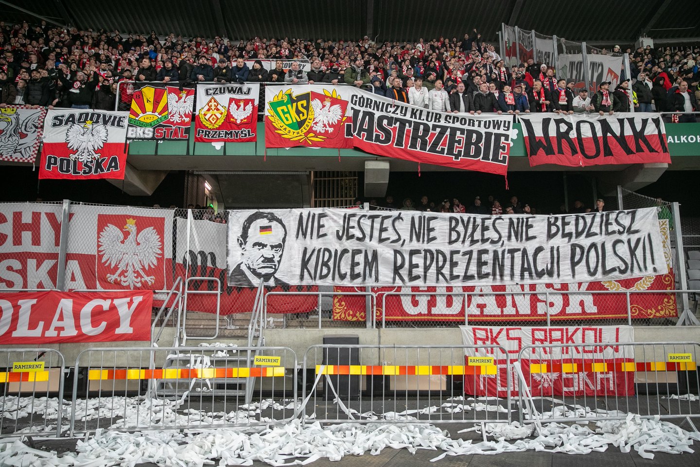 D.Tuską įžeidžiantis plakatas.<br> O.Gurevičiaus (ELTA) nuotr.