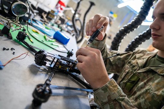 Universiteto laboratorijoje – pirmasis Lietuvos kariuomenės bepiločių orlaivių kursas