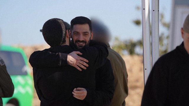 Paviešino pirmuosius vaizdus po „Hamas“ įkaitų paleidimo