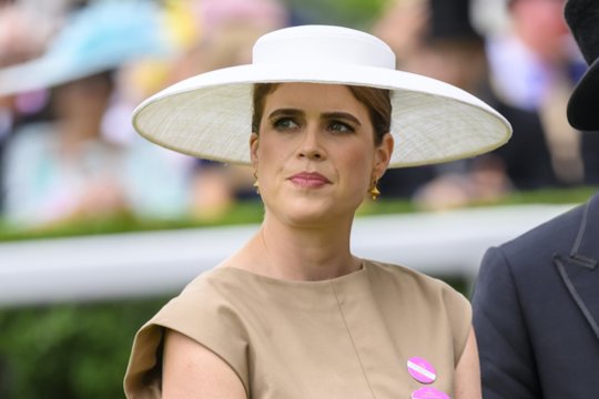 Iš Jungtinės Karalystės princesės Eugenie – monarchų protokolo neatitinkantis gestas