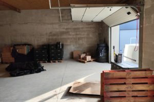 Nekasdienis muitininkų radinys: nelegaliame sandėlyje – 8 tonos alkoholio ir 63 televizoriai