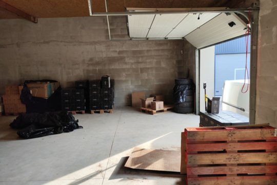 Nekasdienis muitininkų radinys: nelegaliame sandėlyje – 8 tonos alkoholio ir 63 televizoriai