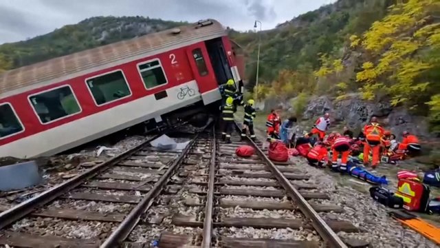 Kraupi nelaimė Slovakijoje – susidūrė du traukiniai: mažiausiai 20 keleivių buvo sužeisti