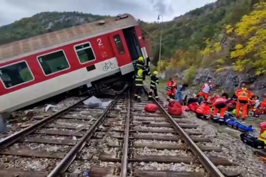 Kraupi nelaimė Slovakijoje – susidūrė du traukiniai: mažiausiai 20 keleivių buvo sužeisti