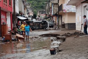 Meksikoje per potvynius žuvo mažiausiai 64 žmonės, dar 65 dingo