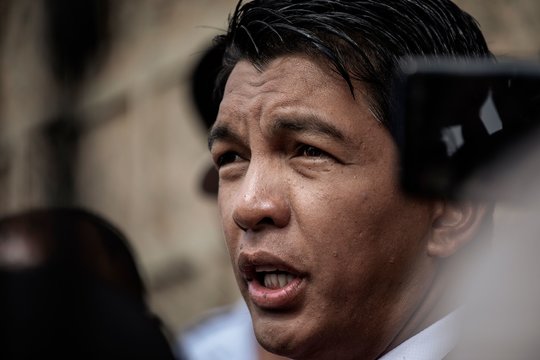 Žiniasklaida: Madagaskaro prezidentas po protestų Prancūzijos lėktuvu pabėgo iš šalies