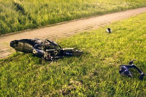 Neatidus automobilio vairuotojas Kelmės r. nutrenkė motociklą – sužeisti du žmonės