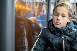 Kaip viešojo transporto kontrolieriai privalo elgtis, jeigu vaikas neturi bilieto?