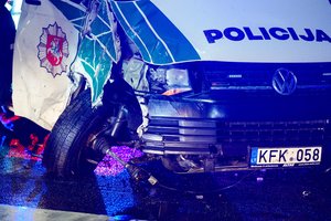 Girtas vairuotojas Ignalinos r. sukėlė avariją ir apgadino policijos automobilį