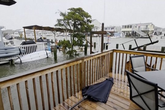 Liūtys skandina rytinę JAV valstiją: užfiksavo upėmis virtusius kelius