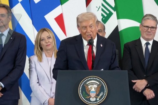 Iš D. Trumpo lūpų – komplimentų jūra G. Meloni: politikė negalėjo sulaikyti šypsenos