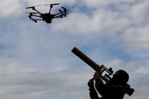 Virš Nyderlandų karių pratybų Lenkijoje – neatpažinti dronai ir ryšio sutrikimai