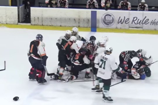 Latvijos ledo ritulio lygoje – muštynės dėl rusų kalbos, kuriose dėl „okupantų“ žodžių talžėsi ir treneriai