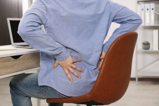 Nugaros skausmas – ne tik biuro darbuotojų problema: kada kreiptis į gydytoją?