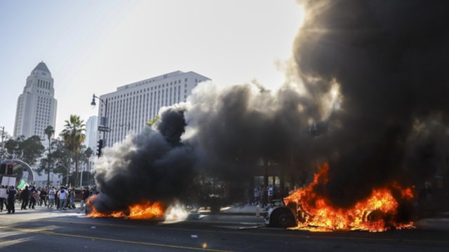 Los Andželo apygarda stoja į kovą su imigracijos tarnyba: įvedė nepaprastąją padėtį