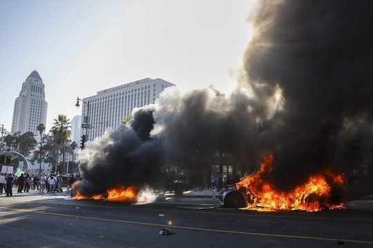 Los Andželo apygarda stoja į kovą su imigracijos tarnyba: įvedė nepaprastąją padėtį