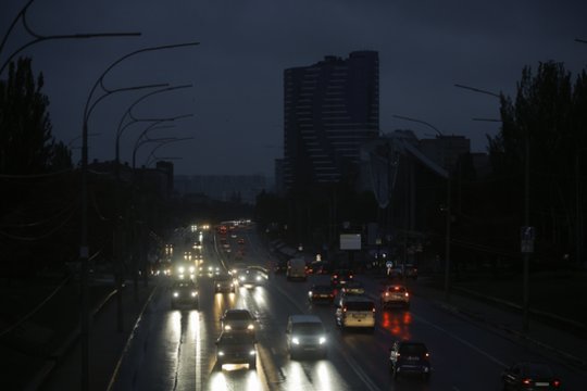 Dėl nesibaigiančių Rusijos atakų Ukraina skęsta tamsoje: gyventojai vis meldžia vieno