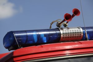 Zarasų r. automobilis trenkėsi į stulpą, laidai nukrito ant mašinos, tris moteris gelbėjo ugniagesiai 