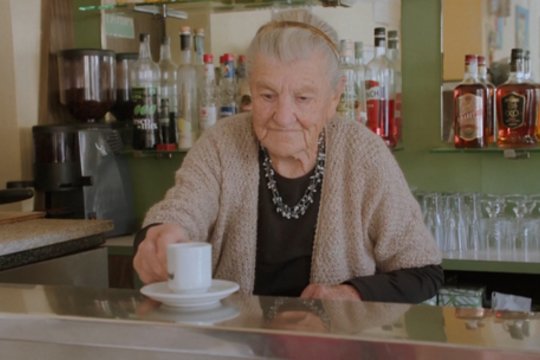 Už vieno Italijos miestelio baro – ilgaamžiskumu spinduliuojanti senjorė: nustebins amžius