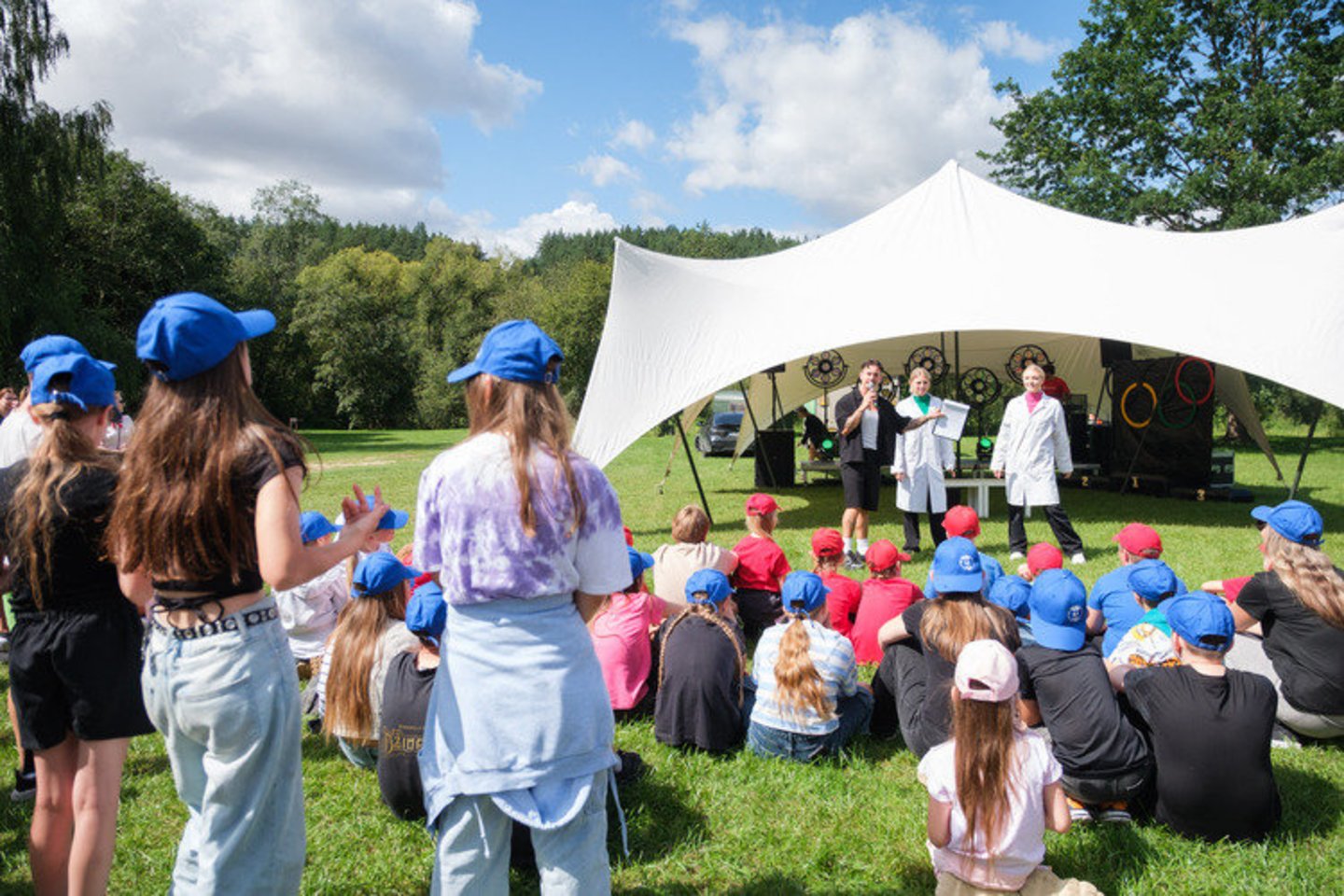 Jau aštuonerius metus „Lidl“ pirkėjai turi galimybę pasidalyti savo gerumu ir už depozitą atgautus pinigus paaukoti vaikų dienos centrams, o žemų kainų prekybos tinklas šią sumą padvigubina.<br>E.Rauluševičiaus nuotr.