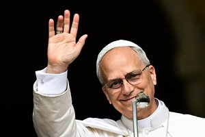 Papamobilį – į garažą: popiežius gavo dovanų baltą grynakraujį žirgą