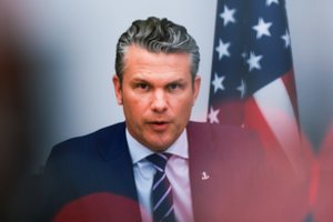 Aliarmas P. Hegsetho lėktuve: buvo priversti staigiai leistis